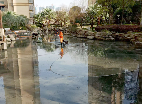 东兴景观池淤泥清理