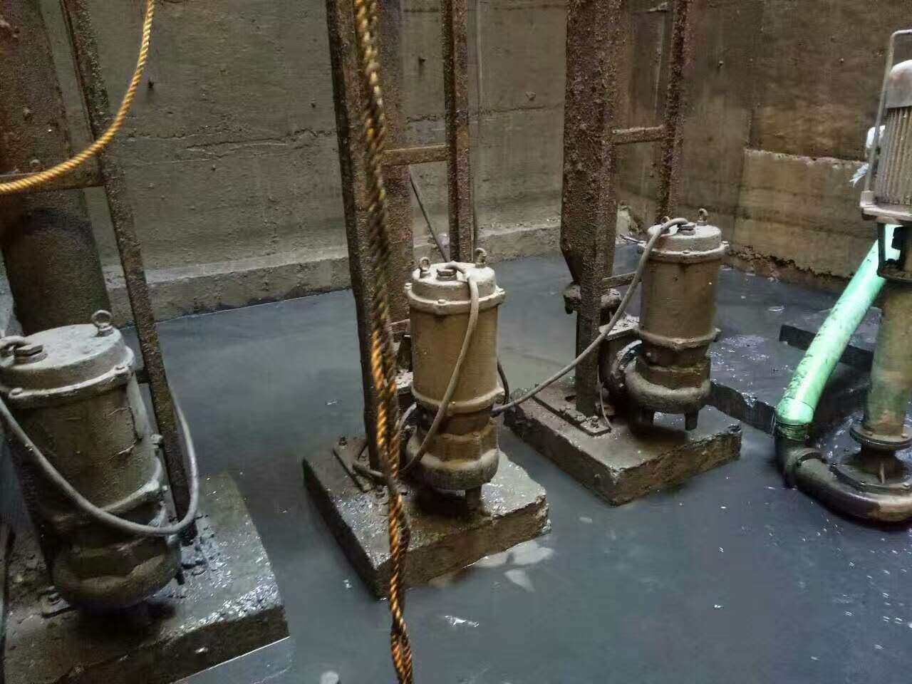 东兴污水池清理