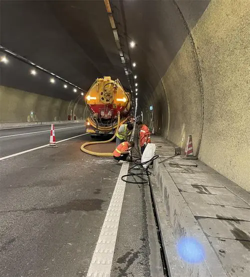 东兴隧道排水渠清淤